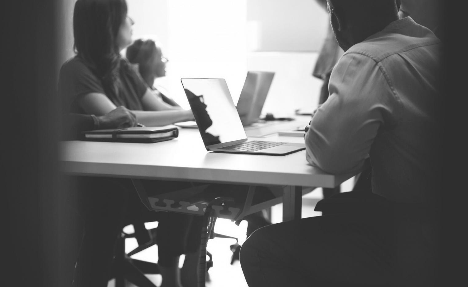Équipe travaillant sur des analyses financières collaboratives